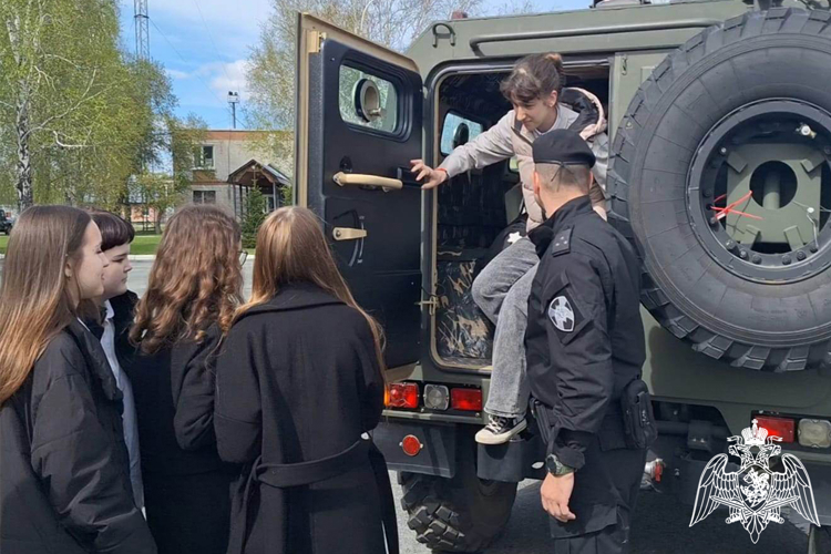 В ОМОН «Вепрь» состоялся День открытых дверей для тюменских школьников