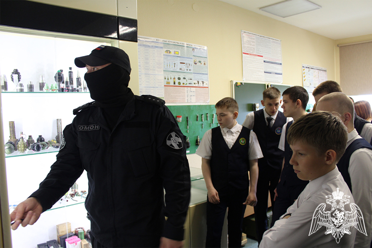 В ОМОН «Вепрь» состоялся День открытых дверей для тюменских школьников