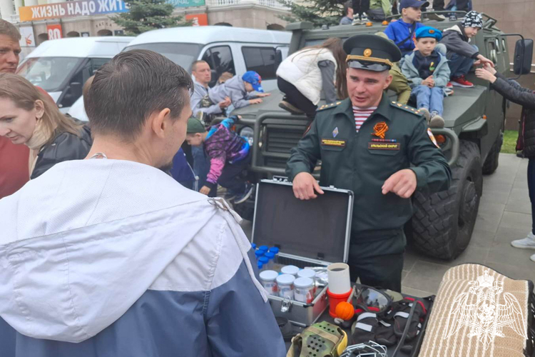 В День Победы на городской площади росгвардейцы познакомили тюменцев со своей службой 
