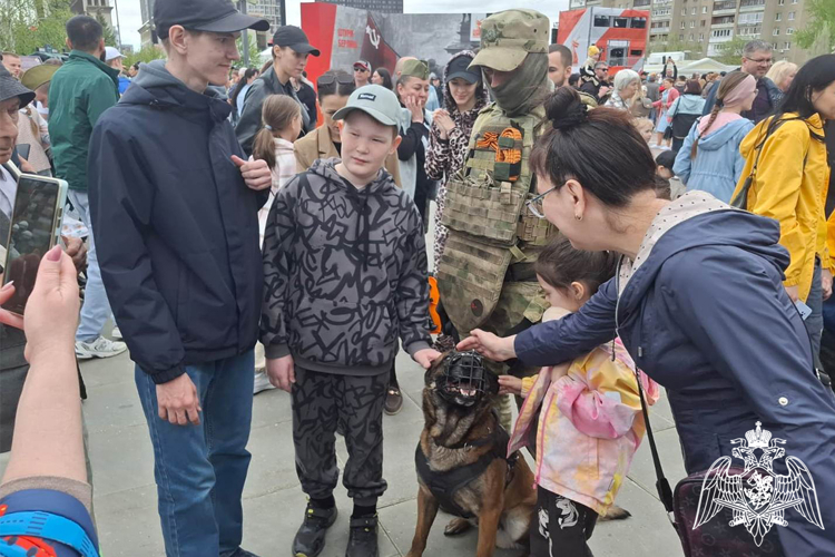 В День Победы на городской площади росгвардейцы познакомили тюменцев со своей службой 
