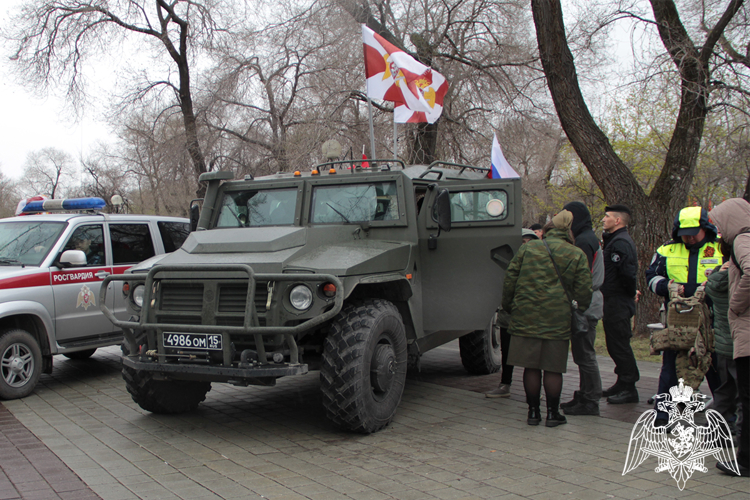 В Тюмени росгвардейцы приняли участие в патриотическом автопробеге