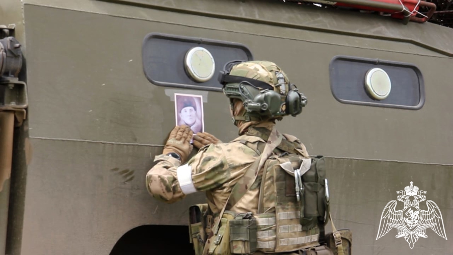 В Тюменской области росгвардейцы и ветераны службы поддержали всероссийскую акцию «Бессмертный автополк» (видео)