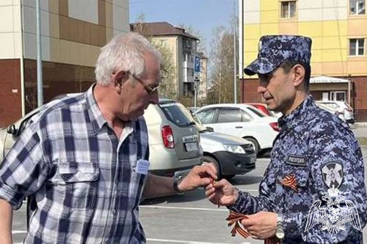 Сотни георгиевских ленточек росгвардейцы вручили тюменцам  в рамках празднования 80-летия Великой Победы