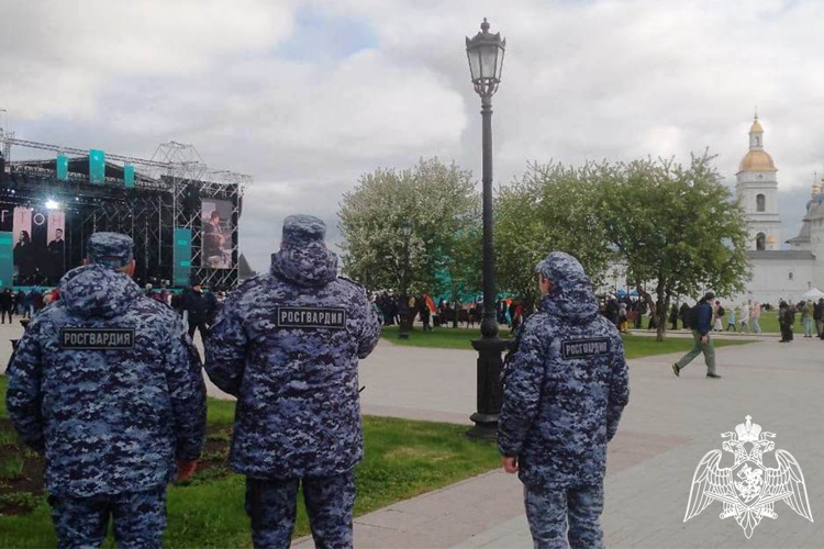 Росгвардия в Тюменской области обеспечила безопасность праздника «Последний звонок» и Дня химика