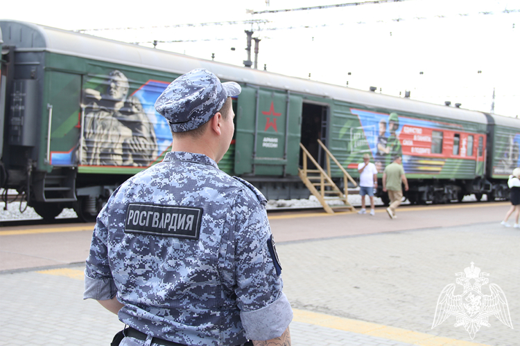 Росгвардия в Тюмени встретила агитационно-пропагандистский поезд и обеспечила безопасность его пребывания в областной столице