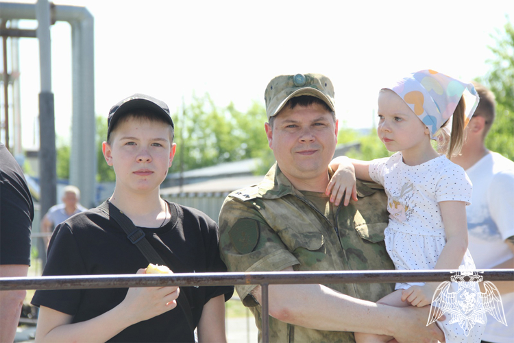 Росгвардия поздравила юных тюменцев с Днём защиты детей