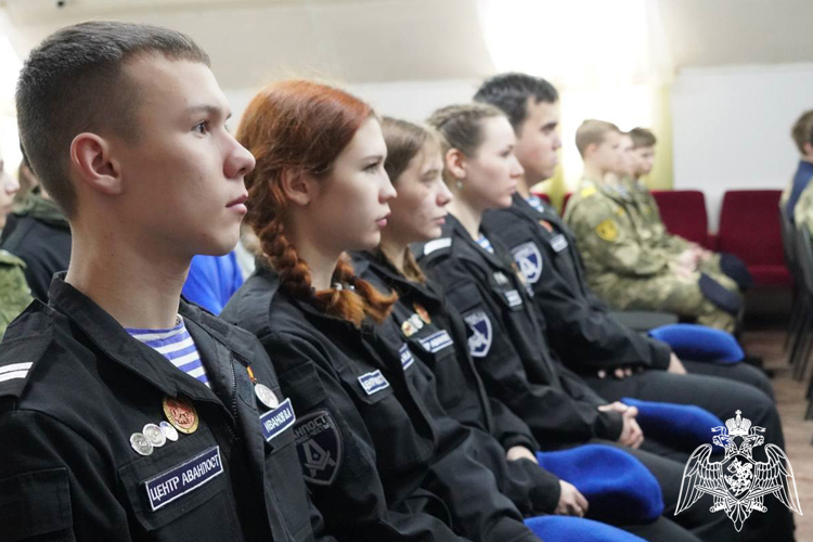 Каникулы с бойцами ОМОН проводят тюменские школьники