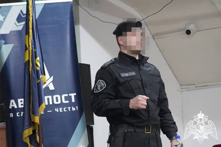 Каникулы с бойцами ОМОН проводят тюменские школьники