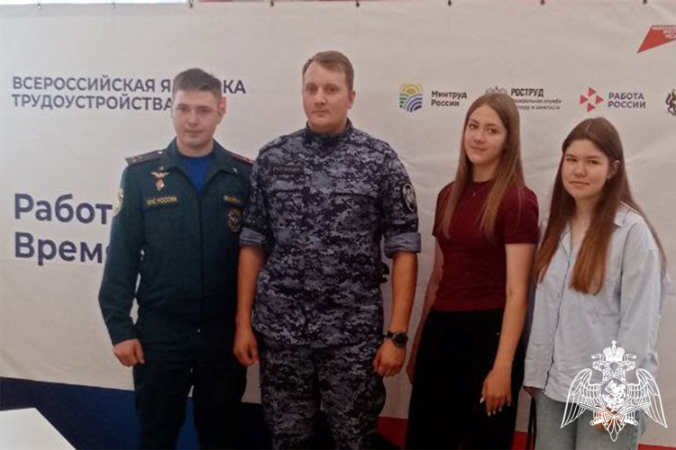 В Тюменской области росгвардейцы приняли участие во Всероссийской ярмарке вакансий