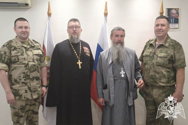В Тюмени иерей Роман Богдасаров поздравил личный состав Уральского округа Росгвардии с Днём России