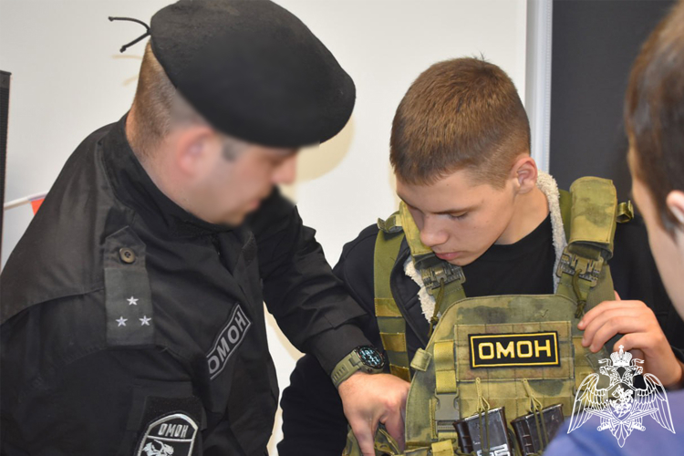 Бойцы тюменского ОМОН готовят будущих защитников Отечества