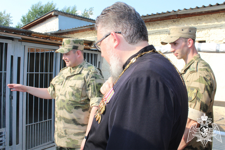 В Тюмени иерей Роман Богдасаров поздравил личный состав Уральского округа Росгвардии с Днём России