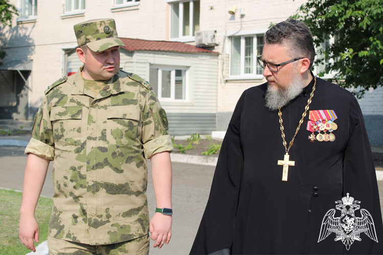 В Тюмени иерей Роман Богдасаров поздравил личный состав Уральского округа Росгвардии с Днём России