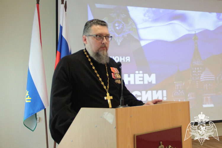 В Тюмени иерей Роман Богдасаров поздравил личный состав Уральского округа Росгвардии с Днём России