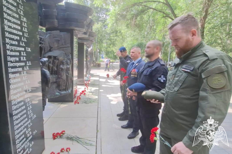 В День ветеранов боевых действий росгвардейцы в Тюмени чтят память  павших и благодарят старших товарищей