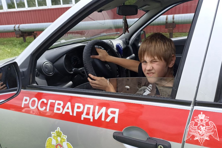 В рамках акции «Каникулы с Росгвардией» сотрудники вневедомственной охраны в Тюменской области проводят мероприятия с детьми
