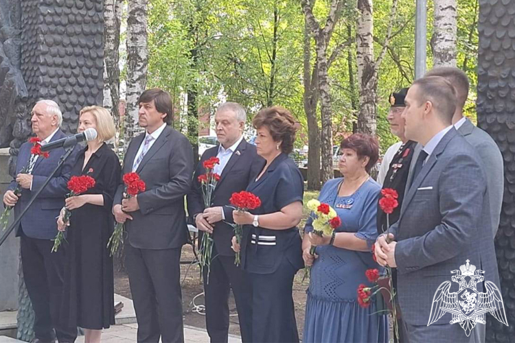 В День ветеранов боевых действий росгвардейцы в Тюмени чтят память  павших и благодарят старших товарищей