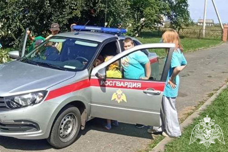 В летние каникулы росгвардейцы в Тюменской области проводят для детей познавательные мероприятия