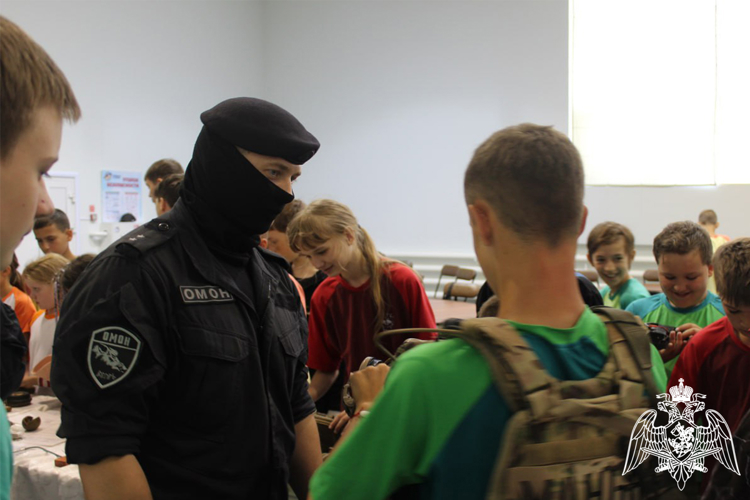 Сотрудники тюменского ОМОН знакомят подростков со спецификой службы в рамках акции «Каникулы с Росгвардией»