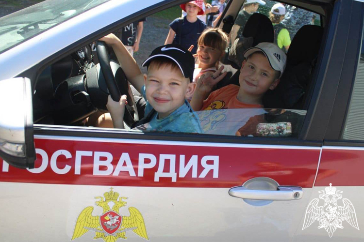 Сотрудники вневедомственной охраны Росгвардии проводят патриотические мероприятия для школьников Тюменской области