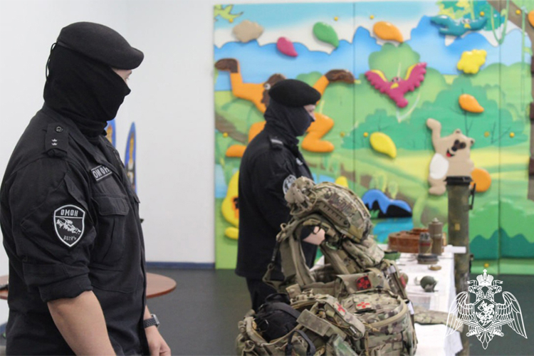 Сотрудники тюменского ОМОН знакомят подростков со спецификой службы в рамках акции «Каникулы с Росгвардией»