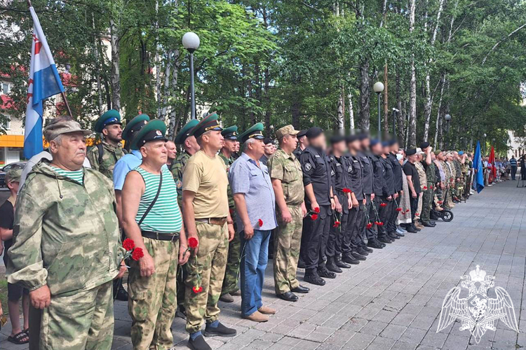 В День ветеранов боевых действий росгвардейцы в Тюмени чтят память  павших и благодарят старших товарищей