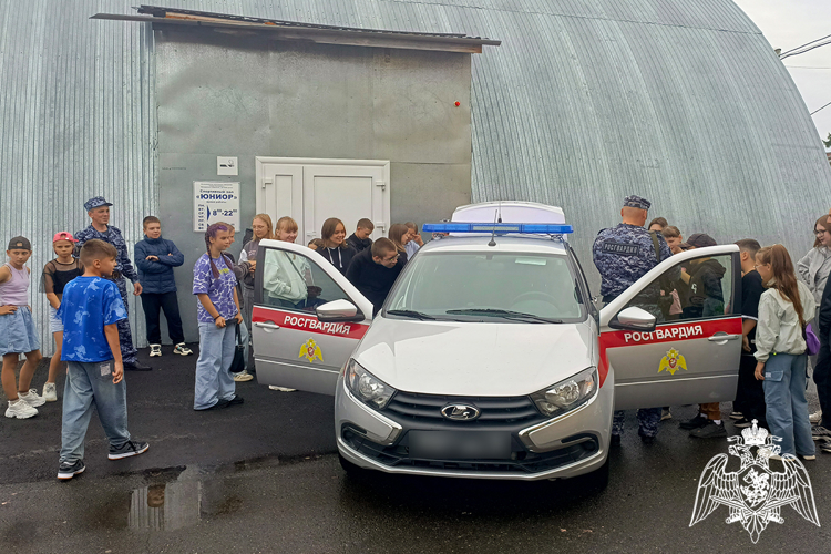 В летние каникулы росгвардейцы в Тюменской области проводят для детей познавательные мероприятия