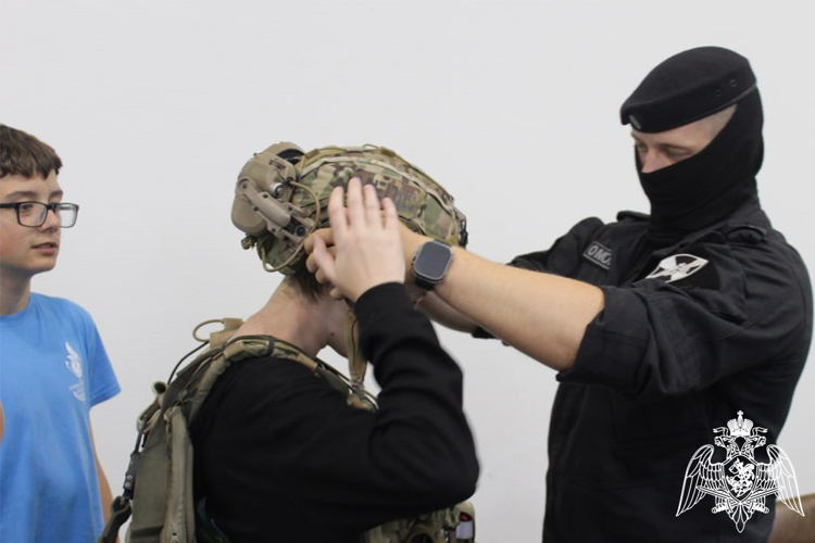 Сотрудники тюменского ОМОН знакомят подростков со спецификой службы в рамках акции «Каникулы с Росгвардией»