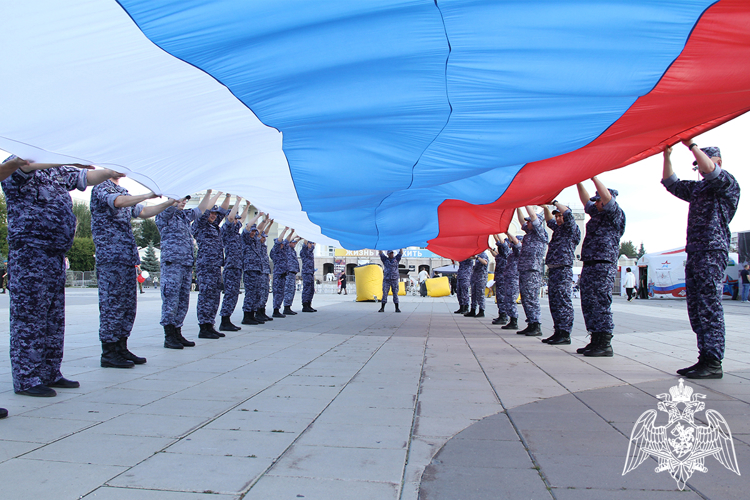 Росгвардейцы в Тюмени развернули 16-метровый триколор  ко Дню флага России  