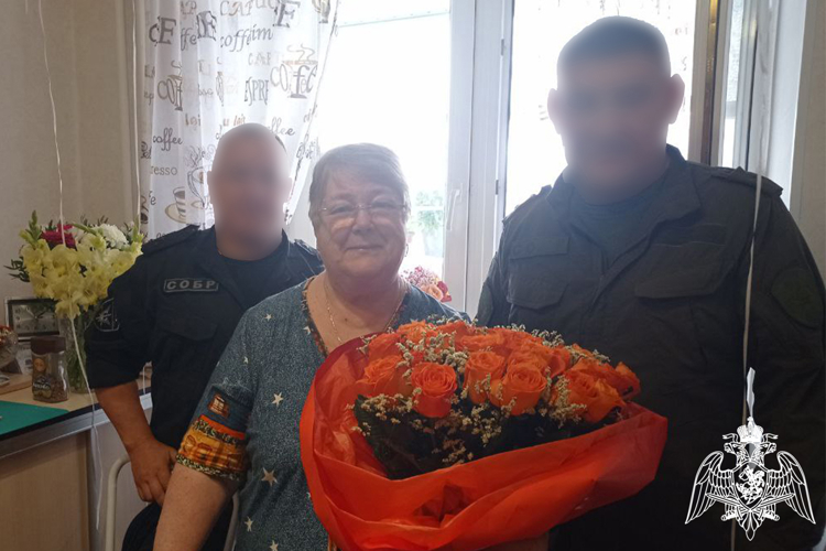 Маму погибшего офицера тюменского СОБР поздравили с 75-летним юбилеем