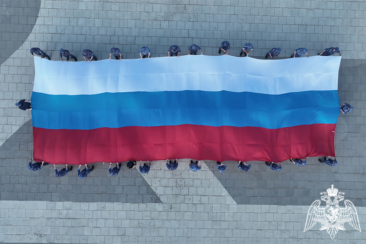 Росгвардейцы в Тюмени развернули 16-метровый триколор  ко Дню флага России  