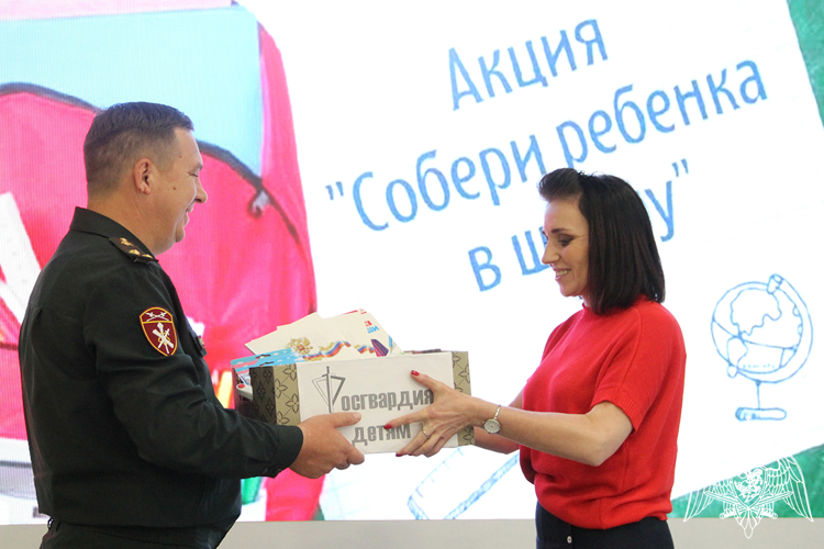 Росгвардейцы из Тюмени помогли детям Донбасса подготовиться к новому учебному году