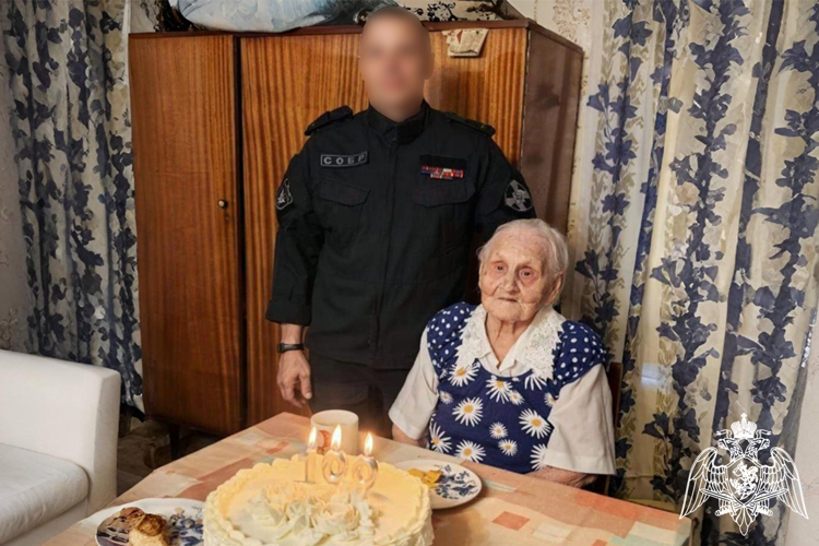 В Тюмени офицеры СОБР Росгвардии поздравили труженицу тыла с 100-летним юбилеем