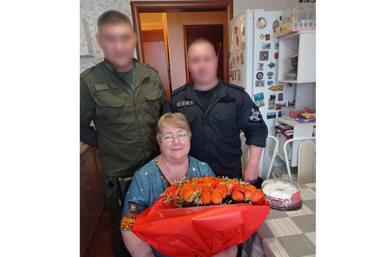 Маму погибшего офицера тюменского СОБР поздравили с 75-летним юбилеем