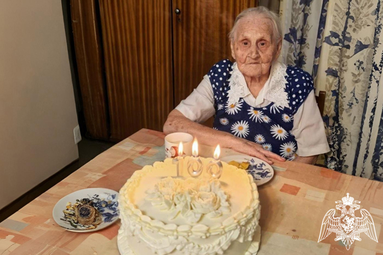 В Тюмени офицеры СОБР Росгвардии поздравили труженицу тыла с 100-летним юбилеем