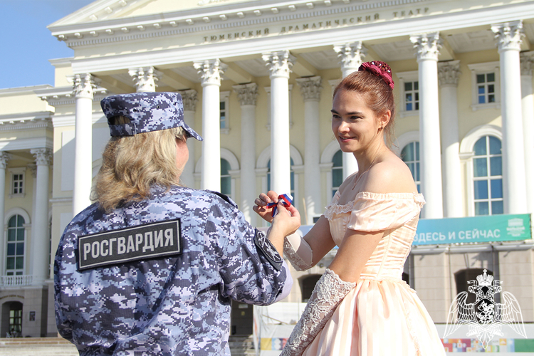 Росгвардейцы в Тюмени развернули 16-метровый триколор  ко Дню флага России  