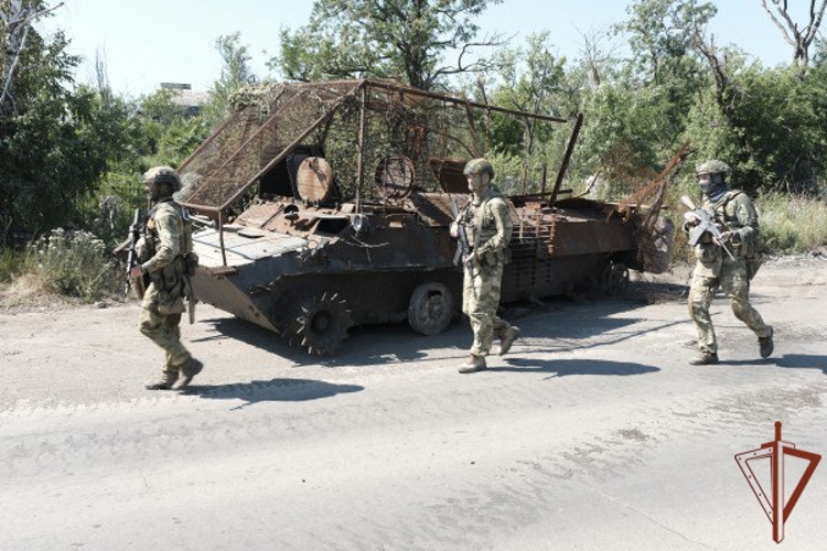 Росгвардейцы обнаружили оставленные при отступлении ВСУ боеприпасы в ДНР (видео)