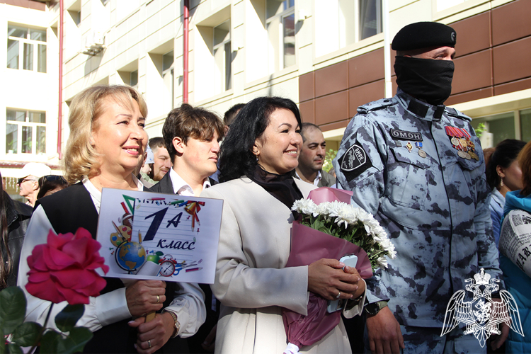 Росгвардейцы в Тюменской области поздравляют учеников и педагогов с Днём знаний 