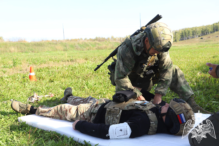 Боец тюменского ОМОН единственный в Уральском округе удостоен геральдического знака отличия полицейского спецназа Росгвардии (видео)