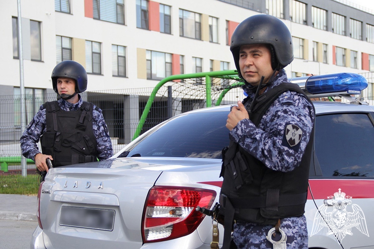 Росгвардейцы задержали вооруженного ножом мужчину в спортивном клубе  Тюмени 