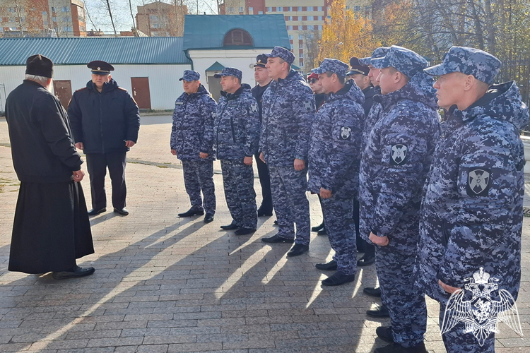 В Тюмени сотрудники вневедомственной охраны встретились с настоятелем Храма во имя преподобного Серафима Саровского
