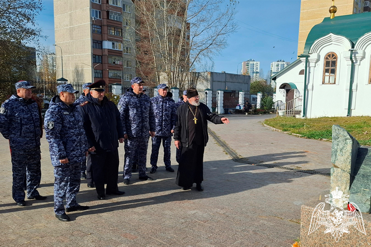 В Тюмени сотрудники вневедомственной охраны встретились с настоятелем Храма во имя преподобного Серафима Саровского