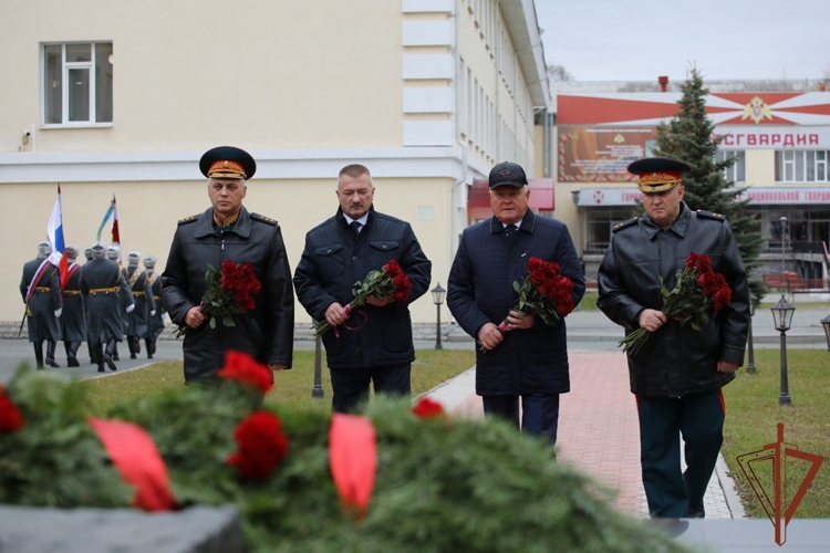 Уральский округ Росгвардии награжден орденом Жукова