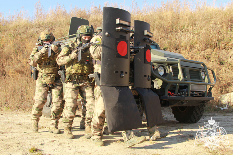Сотрудники тюменского ОМОН Росгвардии провели комплексную тренировку в полевых условиях