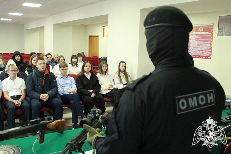Более ста детей посетили «День открытых дверей» в тюменском ОМОН