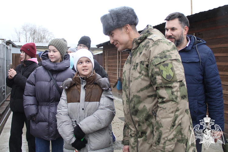 С кинологической службой Росгвардии познакомились дети в Тюмени 