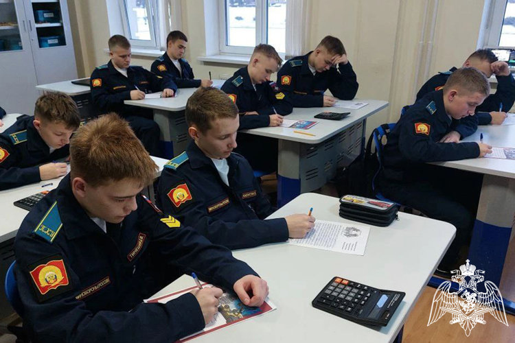 Тюменские кадеты поздравили новогодними открытками бойцов спецназа Росгвардии