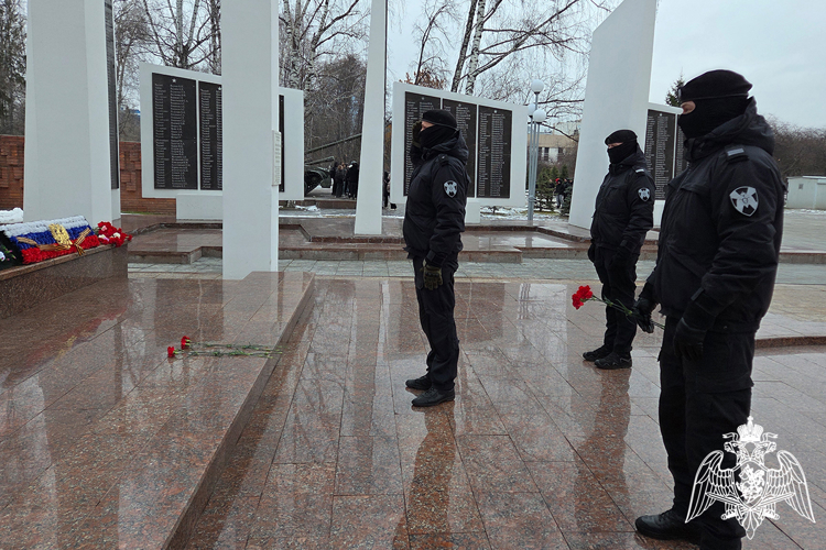 Росгвардейцы в Тюмени почтили память не вернувшихся с войны защитников Отечества