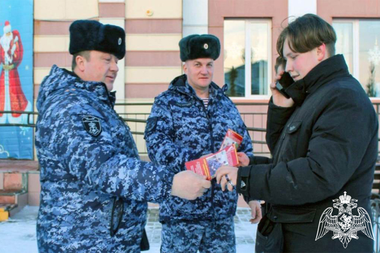 Сотрудники вневедомственной охраны Росгвардии напоминают тюменцам о мерах безопасности в период новогодних и рождественских праздников
