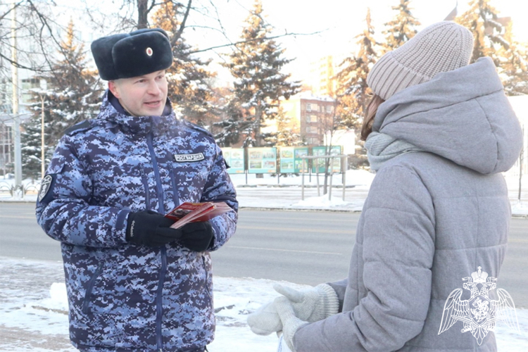 Сотрудники вневедомственной охраны Росгвардии напоминают тюменцам о мерах безопасности в период новогодних и рождественских праздников